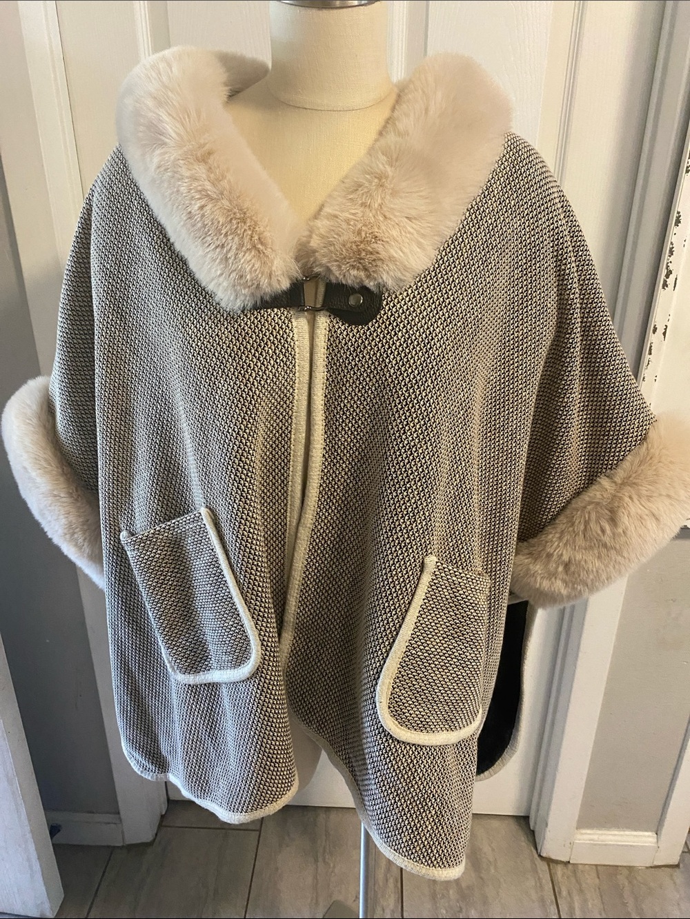 Brand New w/tag Vince Camuto Faux Fur Trim Knit Cape - Neutral Taupe & Cream OS